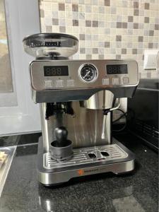 MEBASHI Commercial Espresso Machine with Grinder, 20 Bar, 2L Tank