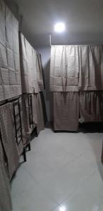 Closed partition up to ceiling (1400) with parking / Bedspace 600