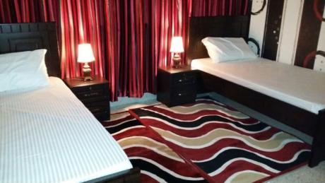 FULLY FURNISHED BED SPACE AND ROOM AVAILABLE WITH ATTACHED BATH FOR EXECUTIVE MALE BACHELOR AND INDI