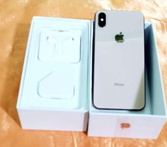 IPHONE XS MAX 64 GB. 100% BATTERY HEALTH. Brand new condition.